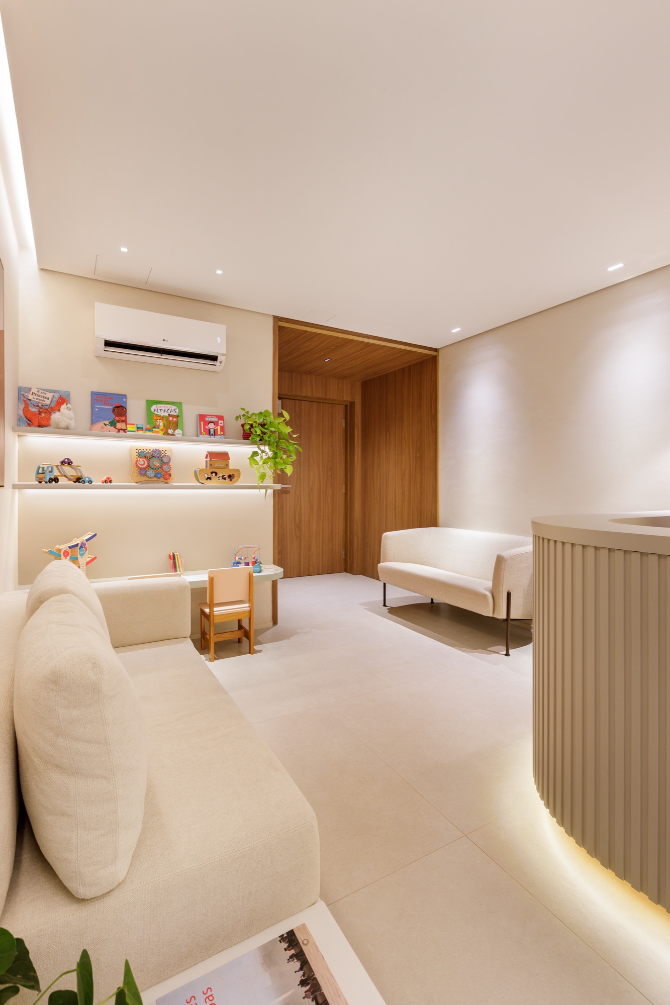 Sala de espera do consultório, ambiente claro