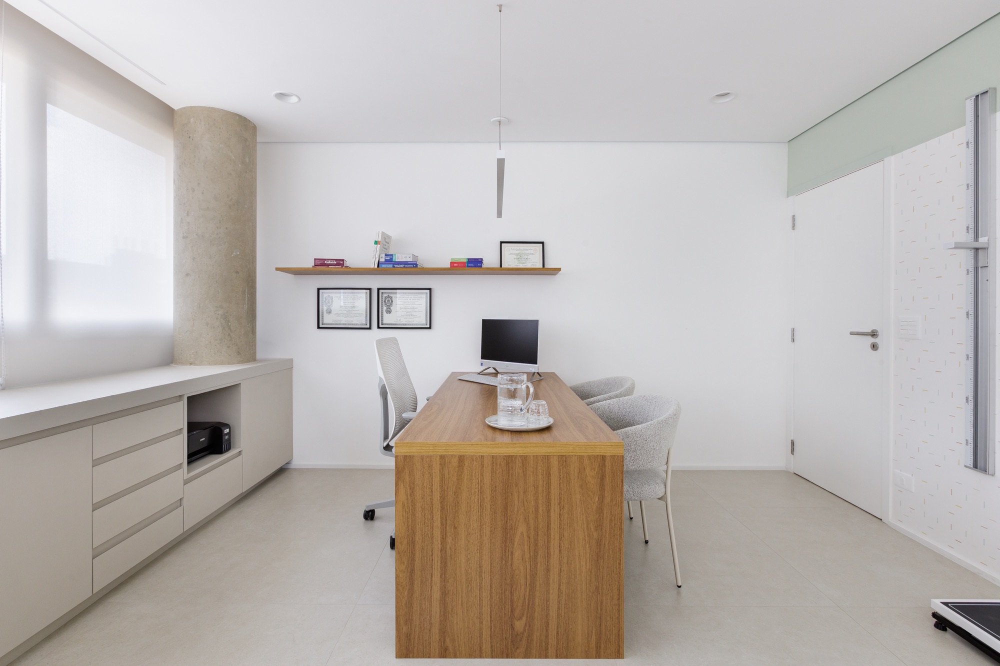 Consultório com mesa de atendimento